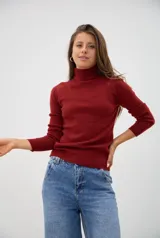 Polera de tejido de punto acanalado, color bordó, con cuello alto y mangas largas ajustadas.