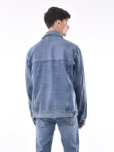 Campera de jean negra con lavado oscuro, corte oversize y cuello camisero. Presenta bolsillos grandes con tapa y botón en el pecho.