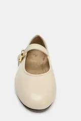 Zapato plano tipo bailarina confeccionado en piel de color crudo, con tira en el empeine y hebilla metálica dorada ajustable. Presenta puntera redonda y suela plana.