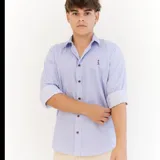 Camisa celeste y blanca a rayas verticales, de corte clásico, con cuello italiano, mangas largas con puños abotonados y logo bordado en el pecho.