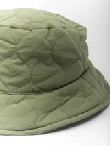 Gorro tipo bucket color verde militar, con diseño acolchado con costuras circulares.