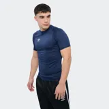 Remera térmica deportiva de manga corta y cuello redondo, de color azul marino, con logo de Umbro estampado en blanco en el pecho.