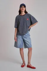 Bermuda de jean celeste claro, de corte recto y tiro alto.