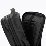 Mochila unisex de diseño minimalista y funcional, color negro, con múltiples compartimentos con cierre y logo de la marca Merrell grabado en el frente.