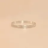 Esclava rígida de plata 925 con acabado satinado y textura lineal, diseñada con un ancho de 7mm.