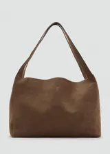 Bolso tipo shopper de gamuza marrón, con doble asa de hombro y diseño estructurado de líneas limpias.