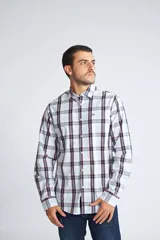 Camisa de manga larga con cuello clásico y cierre frontal abotonado. Presenta un estampado de cuadros en tonos azul marino y rojo. Confeccionada en algodón, cuenta con un corte slim fit y logo bordado en el pecho.