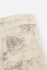 Bermuda relaxed fit confeccionada en tejido de algodón con efecto lavado. Presenta un diseño de cinco bolsillos, bolsillo multifunción en la pernera y tira lateral de estilo carpintero. Cuenta con cierre frontal con cremallera y botón.