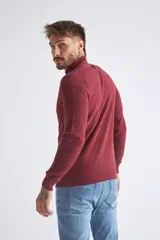 Campera gris de tejido buttoné con cuello alto, cierre frontal y logo bordado en el pecho.