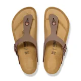 Sandalia tipo ojota Birkenstock modelo Gizeh, con capellada de material sintético en color marrón, plantilla anatómica de corcho y suela de goma.