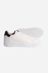 Championes blancos de cuero con suela de goma, detalles perforados en los laterales y talón negro.