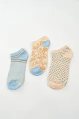 Pack de tres pares de medias tobilleras con diferentes diseños: un par celeste a rayas marrones, un par beige con estampado de flores marrones y puntera celeste, y un par beige con lunares negros.