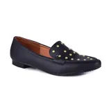 Zapato mocasín color blanco con apliques metálicos plateados.