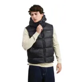 Chaleco puffer negro con capucha, cierre frontal completo y bolsillos laterales. Presenta un diseño acolchado con cuello alto y logo de la marca estampado en el pecho.