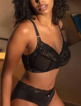 Panty hipster de microfibra negra con elásticos planos y aplique de encaje floral.