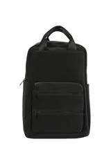 Mochila urbana color negro, confeccionada en material resistente, con compartimento principal amplio, dos bolsillos frontales con cierre y correas ajustables para los hombros.