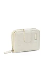 Billetera corta de símil cuero con textura croco, cierre perimetral y solapa con broche a presión. Cuenta con tarjeteros, visor, compartimento para billetes y bolsillo posterior con cierre.