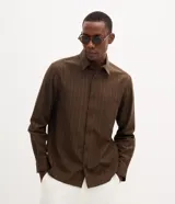 Camisa de sastrería color marrón con diseño de rayas verticales finas, de manga larga, corte confort, cuello inglés y cierre frontal con botones.