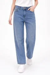 Pantalon jean de corte barrel con tiro medio, confeccionado en denim de tono azul medio.