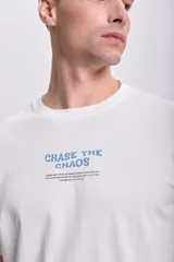 Remera blanca de manga corta con cuello redondo y estampado frontal con la frase "Chase the Chaos" en letras azules.