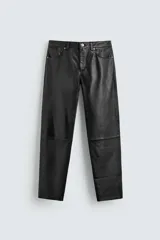 Pantalón slim fit confeccionado en piel, con diseño de cinco bolsillos, cierre frontal de cremallera y botón.