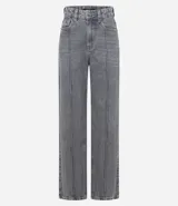 Pantalón wide leg de tiro alto confeccionado en denim de algodón. Presenta un diseño con friso vertical en el frente, cierre de botón y cremallera, trabillas en la cintura y bolsillos funcionales en la parte delantera y trasera.