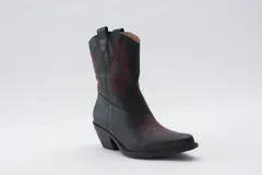 Botas de estilo western (texanas) de caña media, color blanco, confeccionadas en cuero. Presentan bordados decorativos en la caña y puntera cuadrada. Cuentan con cierre lateral y taco de altura media.