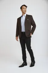 Blazer de corte clásico color azul oscuro, con cierre frontal de un botón, solapas de muesca y bolsillos laterales con solapa. Presenta un bolsillo superior con pañuelo decorativo y puños con botones.
