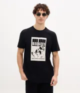 Remera negra de algodón con cuello redondo, mangas cortas y estampa frontal de la banda Bee Gees con la leyenda "Don't Forget to Remember".