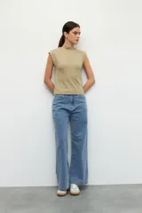 Musculosa blanca de algodón con cuello alto y sisas amplias.