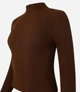 Blusa de punto color blanco con cuello alto y manga larga.