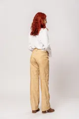 Pantalón de tiro alto color beige con estampado difuminado, bolsillos laterales y cierre frontal con cremallera y botón.