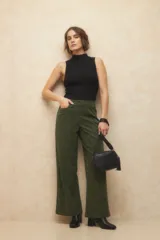 Cartera tipo bandolera de cuero sintético con diseño trenzado, cierre superior y detalle de borla lateral. Incluye correa ajustable y desmontable.