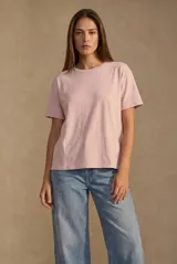 Remera oversize de algodón lavado en color rosado, de manga corta y cuello redondo.