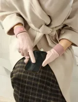 Guantes de tejido soft color rosa pálido, con puño elastizado en tono malva con logo bordado.