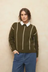 Sweater marrón de tejido de punto con rayas verticales color crema.