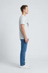 Remera blanca de manga corta y cuello redondo, con estampado gráfico frontal en tonos oscuros con la leyenda "Otherside Expedition Co." y el diseño de una ballena.