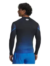 Remera de compresión de manga larga Under Armour, diseñada con tecnología HeatGear para absorción de sudor y secado rápido. Presenta un diseño ajustado al cuerpo en color negro con detalles en azul degradado en las mangas y el logo de la marca en el pecho.