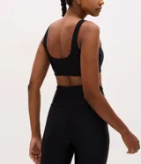 Top deportivo Get Over de microfibra texturizada color marrón, con escote redondo y breteles anchos. Diseño sin copas y de ajuste cómodo.