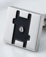 Gemelos cuadrados de acero inoxidable con diseño central en contraste negro y detalle de circonia. Presentan un acabado pulido y cierre de palanca basculante.