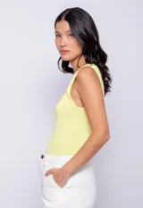 Top negro de tejido de punto ajustado al cuerpo con abertura circular en el pecho y cuello redondo.