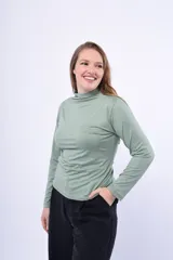 Polera verde de modal con cuello alto y mangas largas.