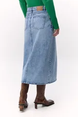 Falda midi de jean celeste con tajo frontal.