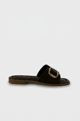 Sandalias Daniel Cassin de símil cuero color marrón oscuro, con una tira ancha cruzada en el empeine y una hebilla metálica rectangular dorada. Presentan puntera cuadrada y suela plana.