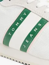 Zapatillas deportivas Tommy Jeans de estilo retro, color blanco con detalles en verde y rosa. Confeccionadas en poliéster con paneles de texturas mixtas, logo de la marca en el lateral y suela de goma.