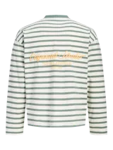 Remera manga larga de corte holgado, con diseño de rayas horizontales en color verde laurel y blanco, cuello redondo y confeccionada en algodón orgánico.