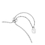 Pulsera bañada en rodio con cadena de cristales transparentes y motivo central de flor silvestre, compuesta por pétalos de cristales de colores en tallas mixtas y una perla de cristal en el centro. Cuenta con un cierre deslizante ajustable.