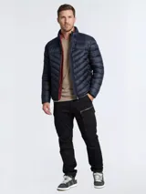Campera puffer de hombre color azul marino, con diseño de costuras diagonales, cuello alto y cierre frontal completo.