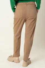 Pantalón de corte recto y tiro alto, color fucsia, con cintura elástica en la parte posterior, bolsillos laterales y cierre frontal.