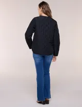 Campera matelaseada color verde militar con diseño capitoneado de rombos, escote redondo sin cuello y cierre frontal con broches a presión. Cuenta con bolsillos frontales oblicuos y ruedo curvo con aberturas laterales.